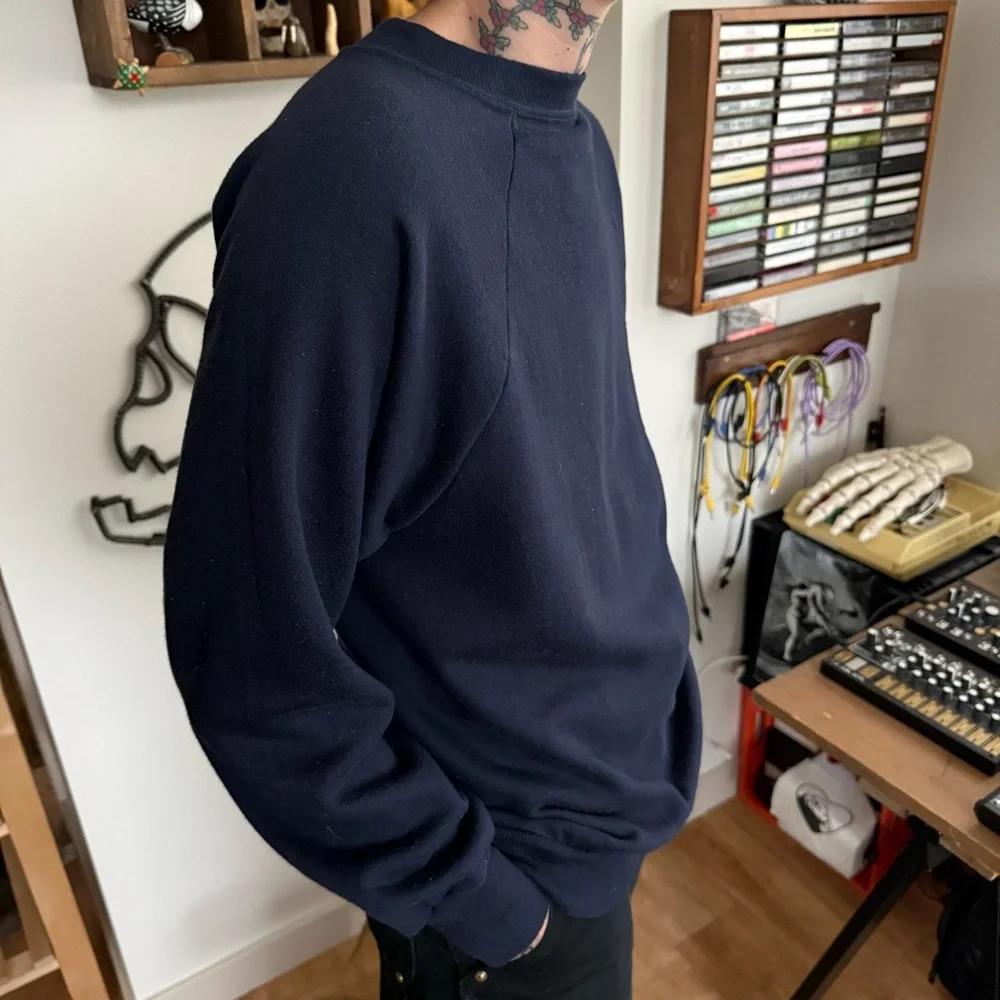 💀 SOLD 💀 Vintage 80s Navy Blue Blank Raglan Crewneck Sweatshirt Sportswear ~ M - Picture 2 of 6